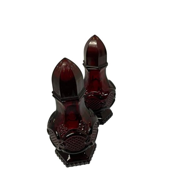 Vintage Avon Salt & Pepper Shaker Cape Cod Circa Ruby Red 1984 4 1/3" 12 oz - Picture 2 of 6